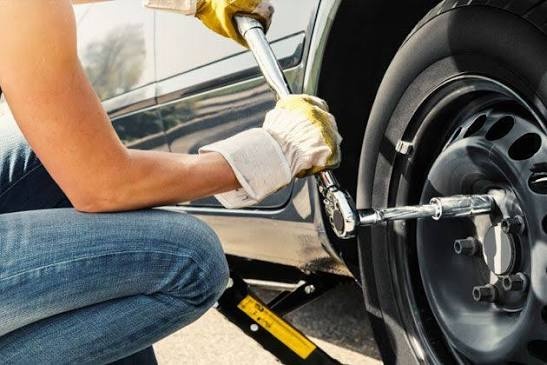 Emergency tire change service